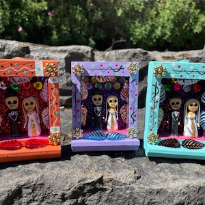 Nicho de boda, pequeño, de madera, arte kitsch mexicano, nicho de novios mexicanos, novios mexicanos, calavera en miniatura