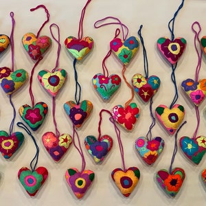 Handgeborduurde HARTEN, set van DRIE, Mexicaans hartornament, handgemaakt hart, Chiapas-hart, Corazon Bordado
