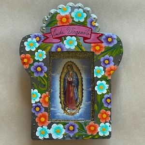 Dose GUADALUPE NICHO mit HANDBEMALTEN Blumen, natürlicher Zinn Hintergrund, mexikanisches Guadalupe Nicho, Zinn Retablo Guadalupe,