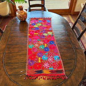 Chemin de table mexicain, 4 1/2' de long, motif floral sur rouge, chemin de table Chiapas, chemin brodé Mexique, chemin de lit tissé