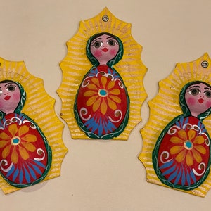 OZDOBA Z PAPIERU MÁCHE GUADALUPE, Owalny kształt, Tradycyjny kolor, Meksykańska ozdoba świąteczna, Meksykańska sztuka ludowa
