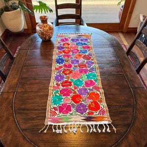 Chemin de table mexicain, 4 1/2' de long, motif floral sur blanc, chemin de table Chiapas, chemin brodé Mexique, chemin de lit tissé