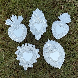 Lot de CINQ décorations en étain sacré-coeur avec miroir, tons naturels, décorations mexicaines en étain, étain Ex Votos, décorations de Noël