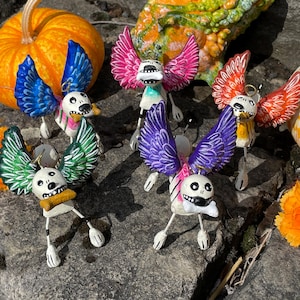 Cachorro anjo com asas e auréola, cachorro do Dia de los Muertos, cachorro do Dia dos Mortos, cachorro Calavera, cachorro Catrina