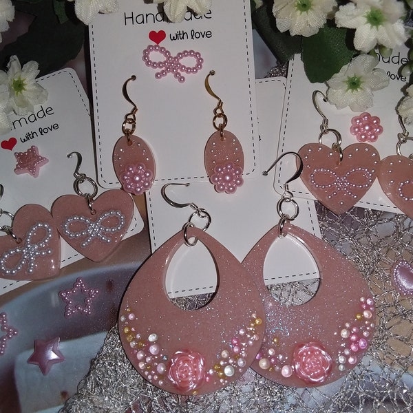 Orecchini romantici in resina forme varie, cuore, ovale, pendente, rosa pastello, resin earrings, anallergici no nickel, con perline, kawaii