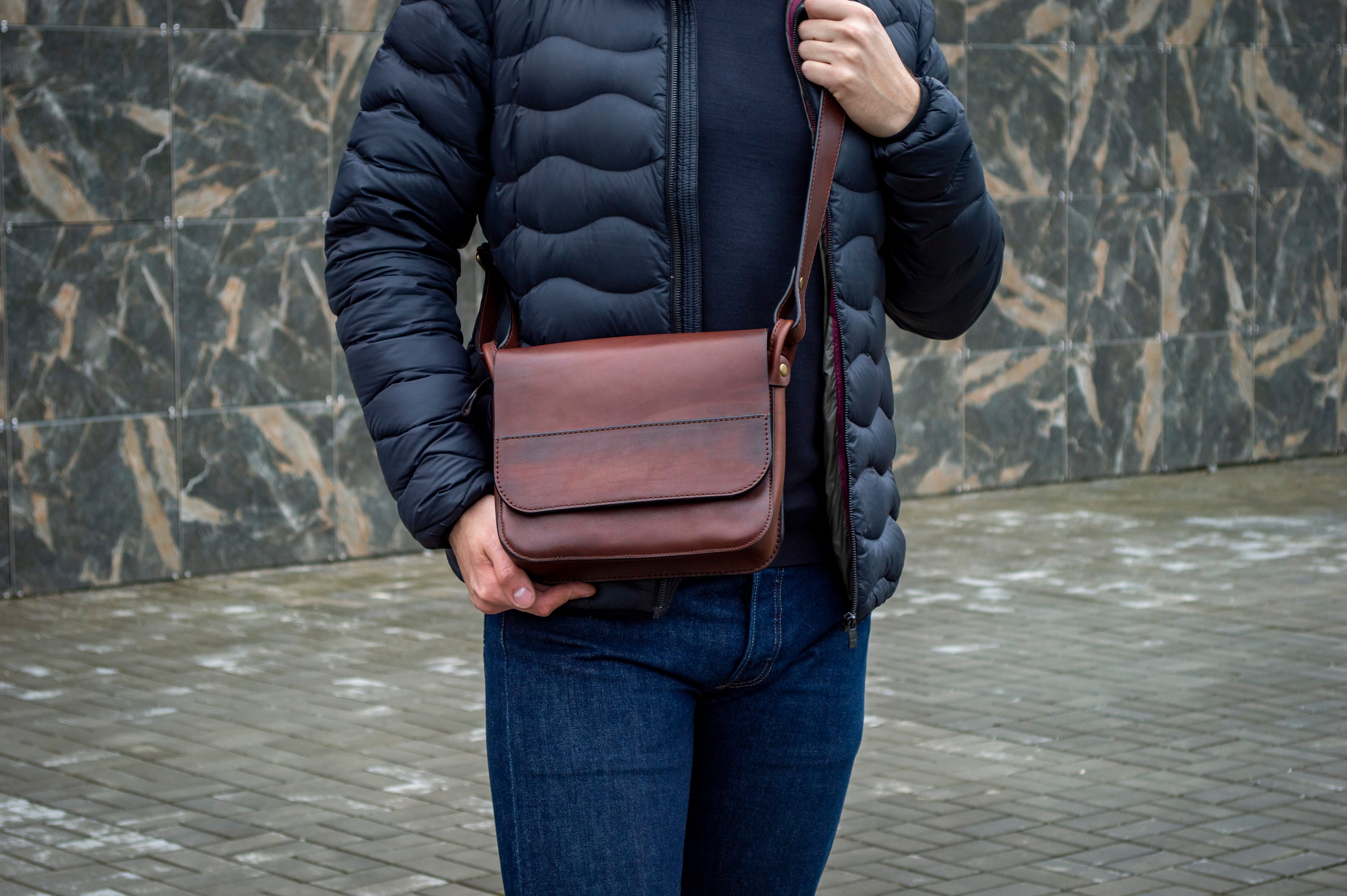 Men's pebbled messenger bag hotsell