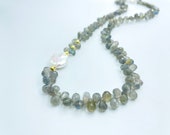 Labradorit Kette mit Barockperle, Silber bicolor