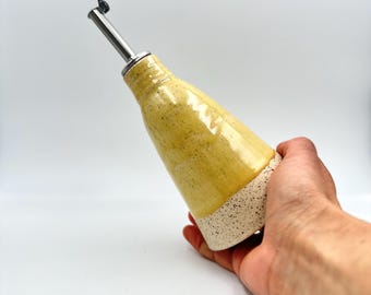 Dosatore per olio d'oliva in ceramica / Bottiglia in terracotta smaltata gialla fatta a mano / Regalo per la cucina