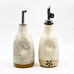 Garrafa de Azeite de Cerâmica | Grés Artesanal com Detalhes Salpicados | Presente para a Cozinha