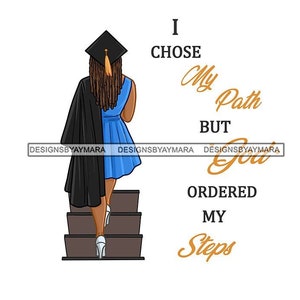 Op de afbeelding: Een vrouw in een blauwe jurk en een zwarte toga loopt een trap op. De tekst "Ik koos mijn pad, maar God heeft mijn stappen geleid" staat in zwarte en gouden letters.