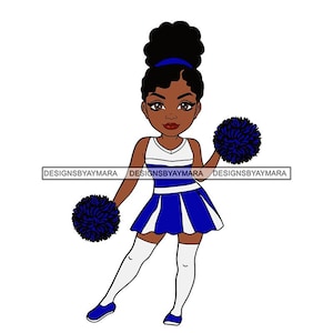Op de afbeelding: Een jong meisje met een donkere huid en een hoge paardenstaart draagt een blauw en wit cheerleading-uniform. Ze houdt twee blauwe pompons vast.