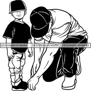 Pode incluir: Ilustração de arte de linha em preto e branco de um pai e um filho usando bonés de beisebol. O pai está ajoelhado e o filho está em pé. O pai está vestindo uma camiseta e calças. O filho está vestindo uma camiseta e shorts.