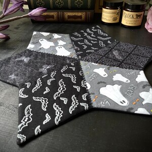 Könnte beinhalten: Eine schwarze und graue sternförmige Patchwork-Decke mit Halloween-Motiv. Die Decke besteht aus verschiedenen Stoffen mit verschiedenen Mustern, darunter Fledermäuse, Geister und ein gruseliges Design.