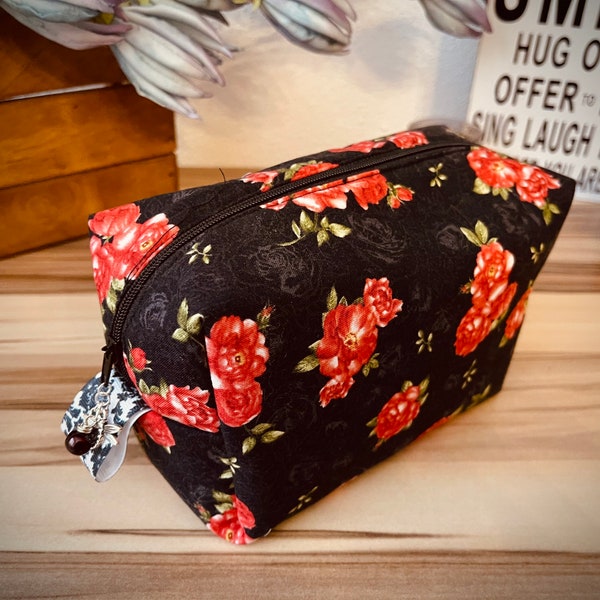 Kosmetiktasche Rote Blumen mit Reißverschluss - Kulturtasche Schminktäschchen Täschchen Utensilio für Reise, im Büro, als Geschenk - Gothic
