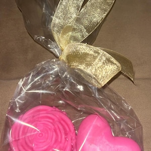 sapone-o-gram di San Valentino: sapone al latte di capra biologico con un mini messaggio in carta allegato