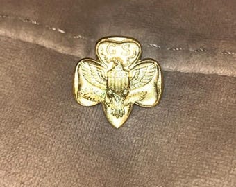 Pin vintage de Girl Scouts con trébol dorado y águila, marcado GS
