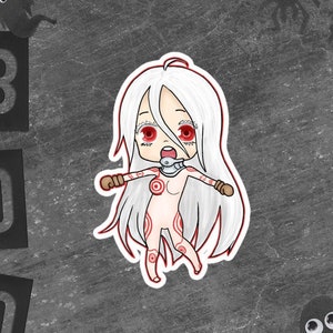 Peut inclure: Un personnage d'anime aux cheveux blancs avec des yeux rouges et une bouche rouge porte une tenue rouge et blanche. Le personnage se tient sur un fond gris avec un panneau "BOO" noir et blanc en arrière-plan.