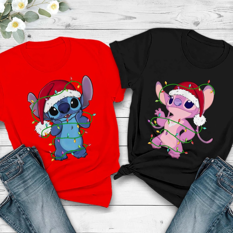 Camiseta de pareja de Disney con luces navideñas de Santa Stitch y ángel, camiseta a juego de Mickey's Very Merry Xmas Party, regalo para familia en Disneyland imagen 1
