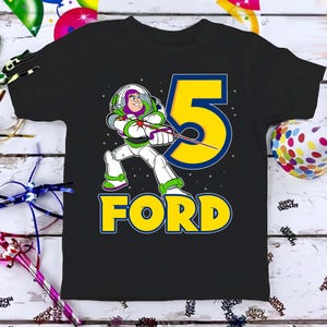 Camiseta de cumpleaños de Buzz Lightyear Space Ranger, personalizada con dibujos animados, regalo de cumpleaños para niños pequeños, para hijo e hija. imagen 1