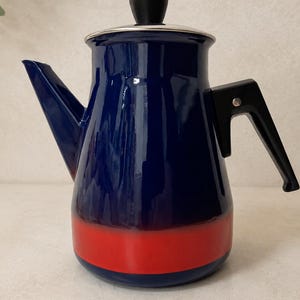 Cafetera/tetera de esmalte Finel vintage – Diseñada por Kaj Franck para Wärtsilä, Finlandia / Diseño escandinavo de mediados de siglo en azul y rojo
