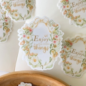 Sticker transparent Profitez des petites choses | Sticker floral imperméable pour décorer votre bouteille réutilisable, votre téléphone, votre ordinateur portable et bien plus encore !