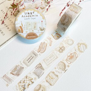 Peut inclure: Un ensemble de quatre rubans washi d&eacute;coratifs dans des tons de brun clair et blanc. Les rubans pr&eacute;sentent des illustrations d'un livre, d'une horloge, d'un papillon, d'une valise, d'une machine &agrave; &eacute;crire, d'un &eacute;chiquier, d'un globe terrestre et d'une paire de chaussures. Les rubans sont &eacute;tiquet&eacute;s "LIGHT Academia washi tape" et "15mm x 10m @LETTOON".