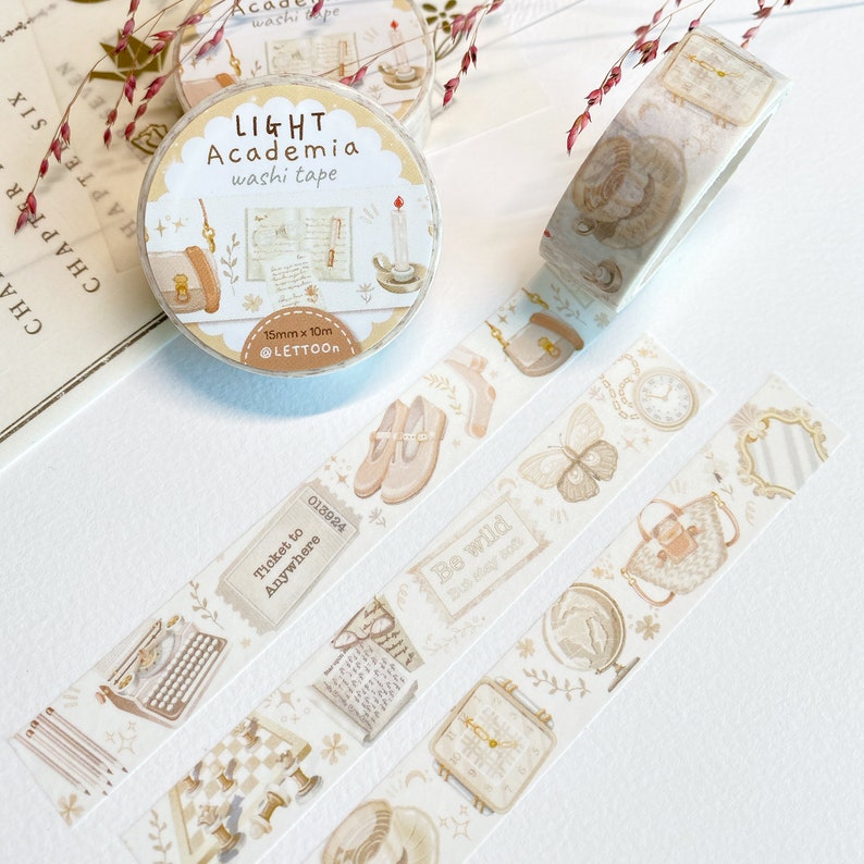 Peut inclure: Un ensemble de quatre rubans washi d&eacute;coratifs dans des tons de brun clair et blanc. Les rubans pr&eacute;sentent des illustrations d'un livre, d'une horloge, d'un papillon, d'une valise, d'une machine &agrave; &eacute;crire, d'un &eacute;chiquier, d'un globe terrestre et d'une paire de chaussures. Les rubans sont &eacute;tiquet&eacute;s "LIGHT Academia washi tape" et "15mm x 10m @LETTOON".