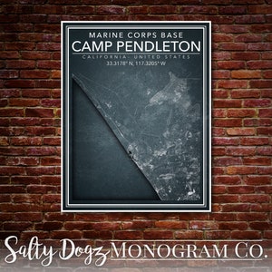 Peut inclure: Une carte en noir et blanc de Camp Pendleton, une base du Corps des Marines en Californie, avec le texte "MARINE CORPS BASE CAMP PENDLETON CALIFORNIA UNITED STATES 33.3178° N, 117.3205° W" et le texte "Salty Dogz MONOGRAM CO."