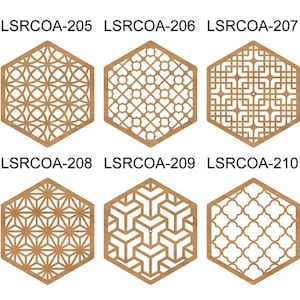 Pode incluir: Seis painéis de decoração de parede hexagonais de madeira com diferentes padrões geométricos. Os painéis são etiquetados como LSRCOA-205, LSRCOA-206, LSRCOA-207, LSRCOA-208, LSRCOA-209 e LSRCOA-210.
