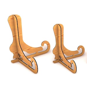 Op de afbeelding: Vier houten displaystandaards in verschillende maten, elk met een decoratief scrollontwerp. De standaards zijn gemaakt van lichtbruin hout en zijn perfect voor het presenteren van kleine items.