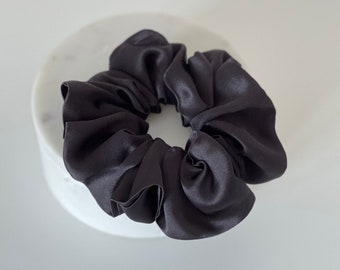 Schwarzes Scrunchie, weiches Haarband aus Naturseide, Anti-Frizz Minimalist Haargummi, handgefertigtes Scrunchie