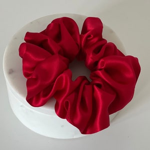 Scrunchie in seta rossa, elastico per capelli in seta di lusso, regalo di San Valentino, accessori per capelli Galentines, scrunchy anti-crespo, scrunchy oversize, fatto a mano nel Regno Unito