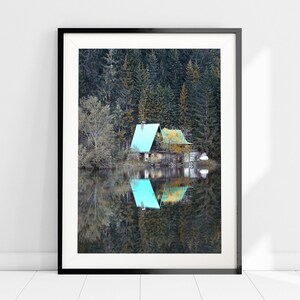 Stampa Fine-Art con Paesaggio Boschivo, Carta Fotografica Qualità Museale, Wall Art, Wall Decor, Baita in Legno, Foresta di Abeti, Riflesso
