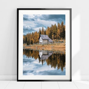 Stampa Fine-Art con Paesaggio Autunnale, Carta Fotografica di Qualità Museale, Wall Art, Wall Decor, Baita in Legno, Larici, Riflesso, Lago