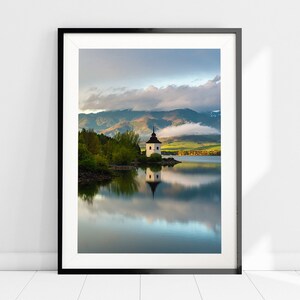 Stampa Fine Art con Paesaggio di Montagna, Lago con Chiesa, Carta Fotografica Qualità Museale, Wall Art, Wall Decor, Paesaggi e Natura