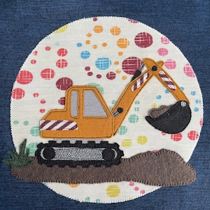 Könnte beinhalten: Ein gelber Spielzeugbagger mit einem schwarzen Schaufel, auf einem weißen Hintergrund mit bunten Punkten. Der Bagger steht auf einem braunen Erdfleck mit grünem Gras.