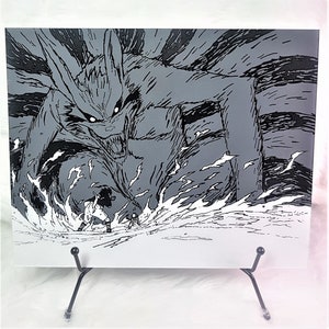 K&ouml;nnte beinhalten: Eine Schwarzwei&szlig;illustration eines neunschw&auml;nzigen Fuchses, auch bekannt als Kitsune, mit einem bedrohlichen Ausdruck. Der Fuchs steht auf seinen Hinterbeinen und hat seine Krallen ausgestreckt. Der Fuchs ist von einer wirbelnden Energiewolke umgeben. Im Vordergrund stehen zwei Figuren im Wasser und schauen zum Fuchs auf.