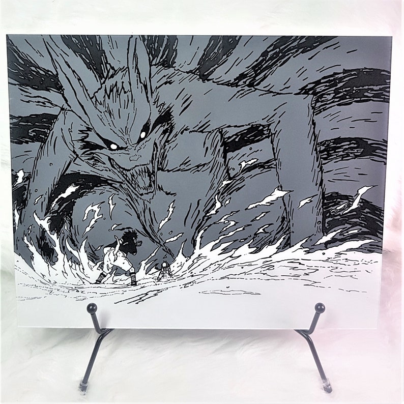 K&ouml;nnte beinhalten: Eine Schwarzwei&szlig;illustration eines neunschw&auml;nzigen Fuchses, auch bekannt als Kitsune, mit einem bedrohlichen Ausdruck. Der Fuchs steht auf seinen Hinterbeinen und hat seine Krallen ausgestreckt. Der Fuchs ist von einer wirbelnden Energiewolke umgeben. Im Vordergrund stehen zwei Figuren im Wasser und schauen zum Fuchs auf.