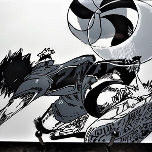 K&ouml;nnte beinhalten: Schwarzwei&szlig;-Illustration eines Anime-Charakters, der taucht, um einen Volleyball zu retten. Der Charakter tr&auml;gt ein Trikot und Shorts. Der Volleyball ist in der Luft und hat ein Spiralmuster.