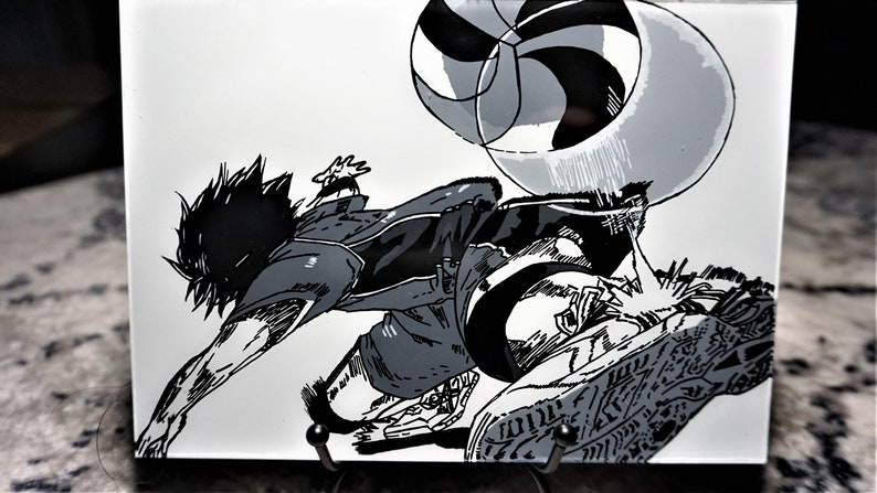 K&ouml;nnte beinhalten: Schwarzwei&szlig;-Illustration eines Anime-Charakters, der taucht, um einen Volleyball zu retten. Der Charakter tr&auml;gt ein Trikot und Shorts. Der Volleyball ist in der Luft und hat ein Spiralmuster.