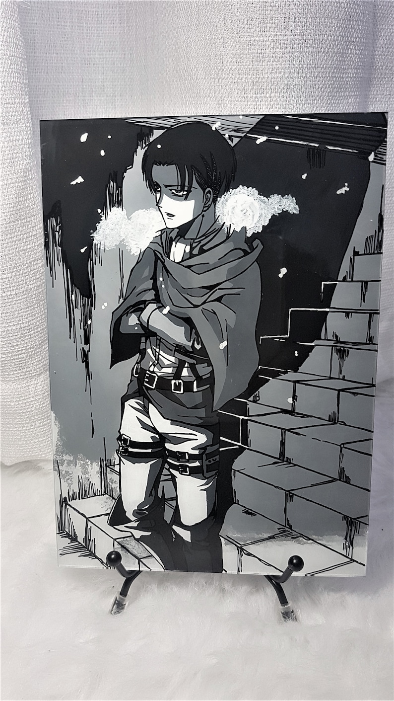 K&ouml;nnte beinhalten: Eine Schwarzwei&szlig;illustration eines Charakters aus dem Anime Attack on Titan. Der Charakter steht auf einer Treppe und tr&auml;gt einen Umhang. Der Hintergrund ist eine Schneelandschaft.