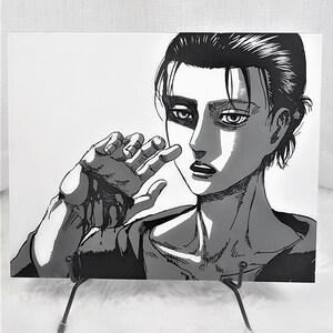 K&ouml;nnte beinhalten: Schwarzwei&szlig;-Illustration eines Charakters aus dem Anime Attack on Titan. Der Charakter hat kurzes, dunkles Haar und wird mit einer blutigen Hand gezeigt, die sein Gesicht bedeckt. Der Charakter hat einen ernsten Ausdruck.