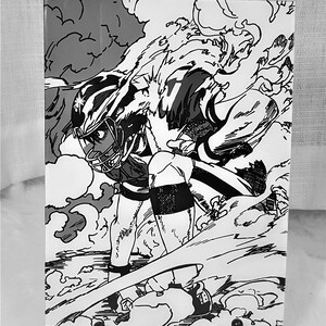 K&ouml;nnte beinhalten: Schwarzwei&szlig;-Illustration eines Footballspielers, der mit dem Ball rennt. Der Spieler tr&auml;gt einen Helm und eine Uniform. Der Hintergrund ist eine stilisierte Darstellung eines Feldes mit Wolken.