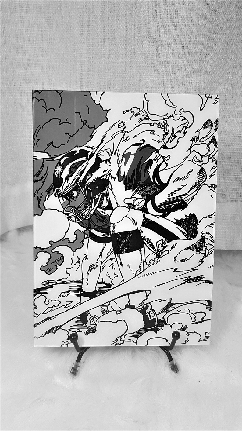 K&ouml;nnte beinhalten: Schwarzwei&szlig;-Illustration eines Footballspielers, der mit dem Ball rennt. Der Spieler tr&auml;gt einen Helm und eine Uniform. Der Hintergrund ist eine stilisierte Darstellung eines Feldes mit Wolken.