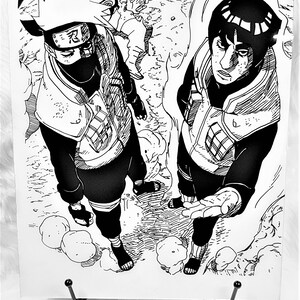 K&ouml;nnte beinhalten: Schwarzwei&szlig;-Manga-Illustration von zwei Charakteren. Der Charakter links tr&auml;gt ein Stirnband mit dem Kanji f&uuml;r "Wind" darauf. Der Charakter rechts tr&auml;gt ein Stirnband mit dem Kanji f&uuml;r "Jugend" darauf.