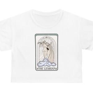 Mes del Orgullo Desfile del Orgullo LGBTQIA Lesbiana Carta del Tarot Mística Celestial Bruja Camiseta Corta