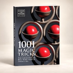 Pode incluir: Um catálogo de leilão retangular intitulado 1001 Magic Tricks: The Collection of Bill King Part II, datado de 6 de fevereiro de 2016. A capa apresenta um gráfico de quatro esferas vermelhas em suportes circulares metálicos escuros.