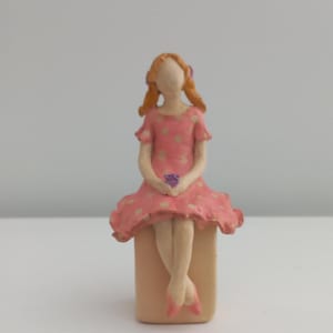 Niña sentada, Obra de arte, Hecho a mano, Cerámica, Figura, Escultura, Figura moderna, Decoración del hogar, Arte de arcilla, Escultura de cerámica, Objeto de arte