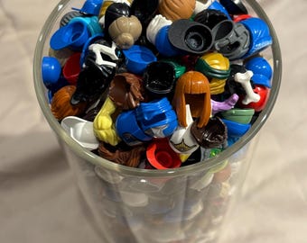 Lego minifigurhuvudbonader: (10x) Slumpmässig hatt, hår, hjälm! Massor av variation! Inga två köp är likadana