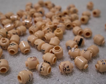 Lego minifigurhuvuden i brunt trä: (10x) slumpmässigt huvudparti, hudfärgade, mångsidiga huvuden